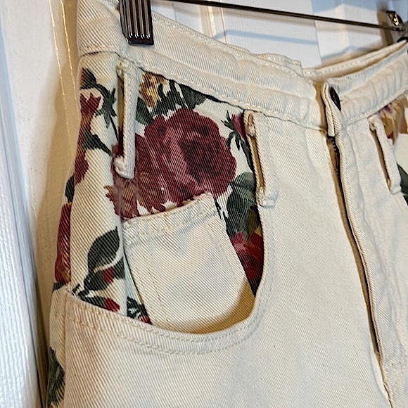 Vintage Floral and Cream High-Waisted Denim Shorts Size 7 - Picture 7 of 14